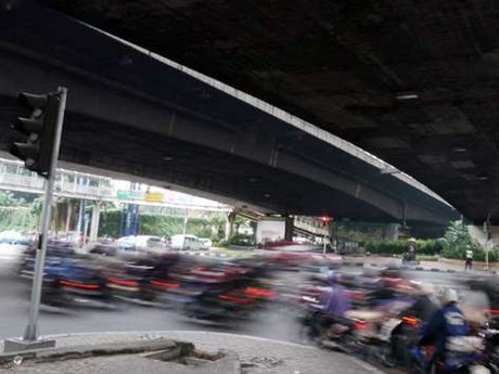 Pemotor Galak, Tak Ragu Meninju Perempuan