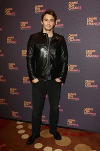 Aktor pemain 'Oz the Great and Powerful', James Franco terlihat casual mengenakan jaket kulit hitam dan celana jeans. Tim P. Whitby/Getty Images.