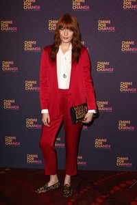 Musisi asal Inggris, Florence Welch tampil mengenakan blazer berwarna merah merona dengan aksesoris bermotif macan tutul. Tim P. Whitby/Getty Images.