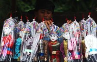 Ondel-ondel mini ini dapat dapat kita temui di Kawasan Kramat Pulo, Jakarta Pusat.