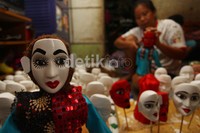 Ondel-ondel ini terbuat dari bahan limbah dengan kreasi para pengrajin dapat menjadi minitur ondel-ondel. Seorang perajin menyelesaikan pembuatan miniatur ondel-ondel di Kawasan Kramat Pulo, Jakarta Pusat.