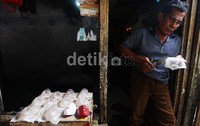  Pesanan miniatur berbahan baku limbah tersebut meningkat hingga 50 persen jelang HUT DKI Jakarta ke-486.     