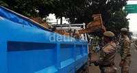 Satpol PP membongkar lapak-lapak milik PKL.