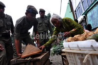 Seorang pedagang buah ditertibkan.
