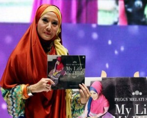 Tips Tetap Stylish Pakai Jilbab Panjang dari Peggy Melati Sukma