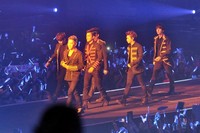 Super Junior membuka penampilannya dengan 'Mr. Simple' dan 'Bonamana'.