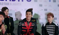     Siwon tersenyum.