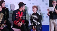     Eunhyuk dan Siwon mengobrol.