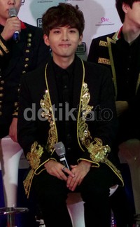     Ryeowook menebar senyumannya.