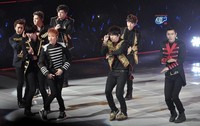 Terima kasih sudah datang ke konser ini. Hari ini sepertinya lebih banyak penontonnya daripada kemarin. Semoga kalian menikmati, ujar Eunhyuk. Noel/detikHOT.