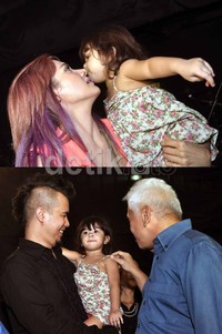 Safeea, anak perempuan yang dikabarkan buah hati Ahmad Dhani dan Mulan Jameela, tak lepas dari pelukan keduanya di acara ulang tahun Dhani yang ke-41. (dok. detikHOT)