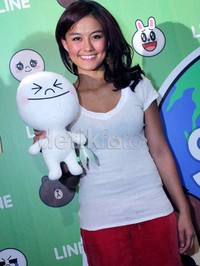 Agnes Monica berpose dengan boneka LINE. (dok. detikHOT)
