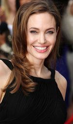 Ini Penampilan Perdana Jolie Pasca Mastektomi