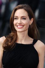 Ini Penampilan Perdana Jolie Pasca Mastektomi