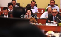 Menkeu M. Chatib Basri (kanan) bersama Menteri PPN/Kepala Bappenas Armida Alisjahbana (tengah) dan Gubernur BI Agus Martowardojo (kiri) mengikuti rapat kerja dengan Badan Anggaran DPR     