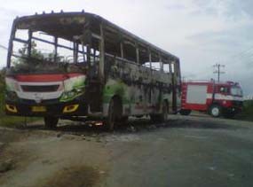 Tabrak Penyeberang Jalan Hingga Tewas, Bus Sinar Mandiri Dibakar Massa
