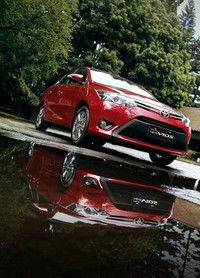 Jika melihat bentuk depannya, bemper dan grille bawahnya terlihat seperti kaki yang menopang kedua roda. Bentuk depan mobil ini mengambil konsep keen look. Yang membuat orang penasaran ingin tahu lebih lanjut seperti apa mobilnya. (dok. Toyota)