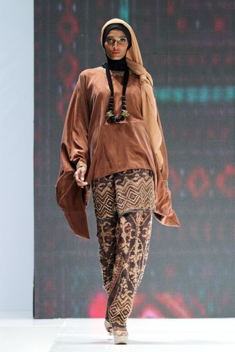 Jakarta, Indonesia - 30 Mei. Ida Royani West to East. Indonesia Islamic Fashion Fair 2013 at Jakarta Convention Center. 30 Mei 2013. Senayan. Jakarta. [Foto: Mohammad Abduh/Wolipop]