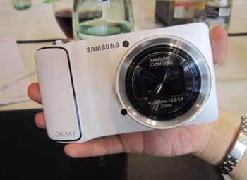 Galaxy Camera dirilis Samsung pada pameran teknologi IFA di Jerman tahun 2012 lalu. Kamera ini memakai sistem operasi Android dan bisa dioperasikan layaknya menggunakan smartphone.