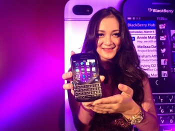     Pre-order BlackBerry Q10 dibuka mulai Rabu, 5 Juni 2013, dengan menggandeng empat operator, Telkomsel, Indosat, XL dan Axis.