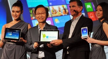 Pimpinan Asus Jonney Shih, meluncurkan laptop yang memungkinkan pengguna untuk beralih sistem operasi antara Android dan Windows. (kredit foto: Getty Images)