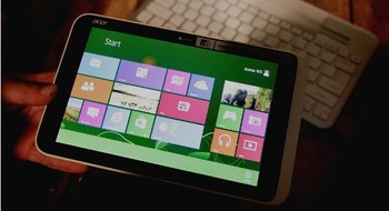 Acer Iconia W3, dengan sistem operasi Windows 8. Gadget ini nyaman digunakan dengan satu tangan.(kredit foto: Reuters)