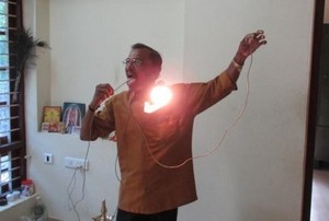 Mengenal Raj Mohan Nair, Manusia Super yang Kebal Listrik Tegangan Tinggi