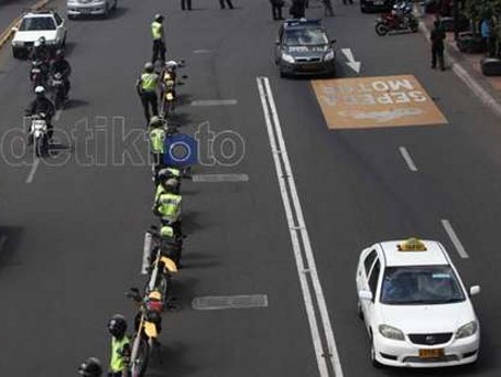 Lajur khusus motor di Jalan MH Thamrin Lajur khusus motor di Jalan MH Thamrin