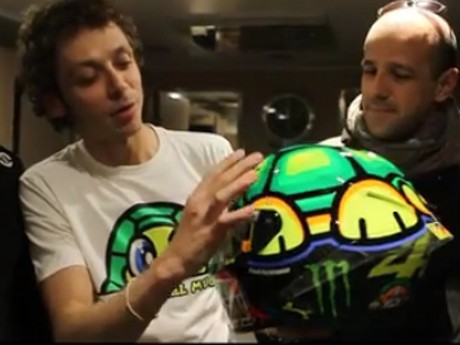 Pakai Helm Baru yang Lucu, Valentino Rossi Malah Jatuh