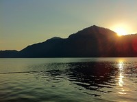 Matahari muncul dari sela-sela bukit sekitar pukul 05.00 Wita. Udara dingin khas dataran tinggi Bangli serasa menusuk kulit. Namun begitu matahari pagi menampakkan diri, kawasan Danau Batur tampak hidup kembali. (Sastri/ detikTravel)