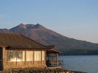 Restoran terapung ini berada persis di salah satu sisi Danau Batur. Berdiri di dekatnya, saya mendapatkan restoran terapung itu disinari matahari pagi berlatar kaldera Gunung Batur yang terkenal. (Sastri/ detikTravel)