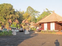 Penginapan ini letaknya persis di belakang restoran terapung, sama-sama menghadap Danau Batur. Saat sinar matahari membanjir, banyak wisatawan yang keluar kamar dan memejamkan mata. Menghirup aroma pagi, merasakan hangatnya Sang Surya. (Sastri/ detikTravel)