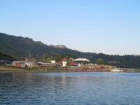 Demaga Kedisan adalah tempat digelarnya Festival Danau Batur II pada Oktober 2012 lalu. Meski masih pagi, jukung (perahu) khas Danau Batur sudah berderet untuk mengikuti lomba hias. (Sastri/ detikTravel)