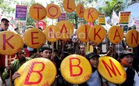 'Gerakan Rakyat Anti Monopoli dan Perampasan Tanah' tersebut menolak rencana kenaikan harga bahan bakar minyak (BBM).