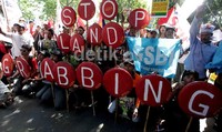 Aksi tersebut membuat jalur lambat jalan Sisimangaraja dari perempatan Al Azhar hingga Sekretariat ASEAN ditutup.