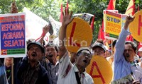 Mereka juga mengusung isu menolak perampasan tanah, para petani yang tergabung dalam 'Gerakan Rakyat Anti Monopoli dan Perampasan Tanah'.