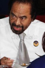 Caleg Nasdem Lahap Makan Nasi Raskin
