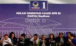 Caleg Nasdem Lahap Makan Nasi Raskin