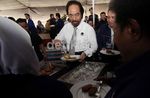 Caleg Nasdem Lahap Makan Nasi Raskin