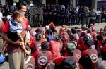Ratusan Pegadang Asongan Demo PT KAI