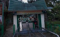Benteng ini dibangun pada masa Perang Paderi, sekitar tahun 1825 oleh Kapt. Bauer. Bangunan kokoh yang itu dibangun di atas Bukit Jirek, dan awalnya diberi nama Sterrenschans. Lalu, tak lama namanya berubah menjadi Fort de Kock, oleh Hendrik Merkus de Kock, yang merupakan salah satu tokoh militer Belanda. Gus Mun/detikFoto.