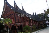 Selain itu di kompleks itu juga terdapat Museum Rumah Adat Baanjuang. Gus Mun/detikFoto.