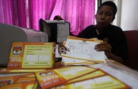 Petugas Panitia Pemungutan Suara (PPS) memeriksa berkas pemutahiran daftar penduduk potensial pemilih pemilu 2014 di Kelurahan Kenari, Jakarta Pusat, Selasa (4/6).