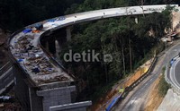 Menurut rencana, pembangunan fly over Kelok Sembilan akan rampung pada Agustus 2013 dan akan diresmikan Presiden SBY. Gus Mun/detikFoto.