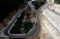 Pembangunan fly over ini dilakukan dalam 2 tahap. Tahap I dimulai 2003 hingga 2011 dengan total anggaran mencapai 350 Miliar. Gus Mun/detikFoto.