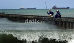 Gelombang Tinggi Terjang Pantai Cilacap