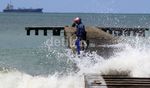 Gelombang Tinggi Terjang Pantai Cilacap