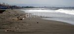 Gelombang Tinggi Terjang Pantai Cilacap
