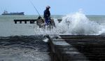 Gelombang Tinggi Terjang Pantai Cilacap