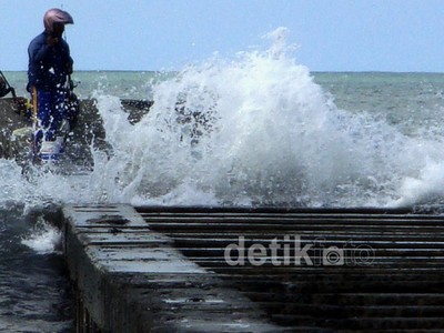 Gelombang Tinggi Terjang Pantai Cilacap